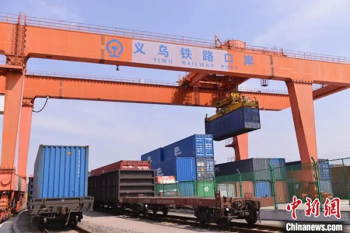 繁忙的义乌铁路口岸。　陆磊 摄
