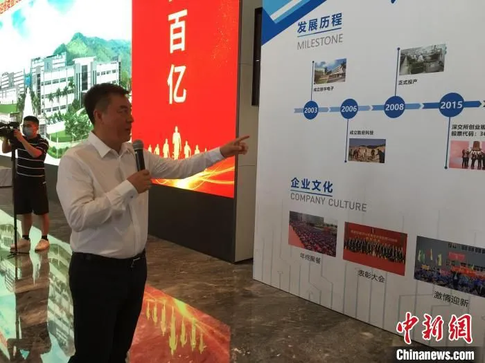 图为陈涛在介绍该公司发展情况。　宋秀杰 摄