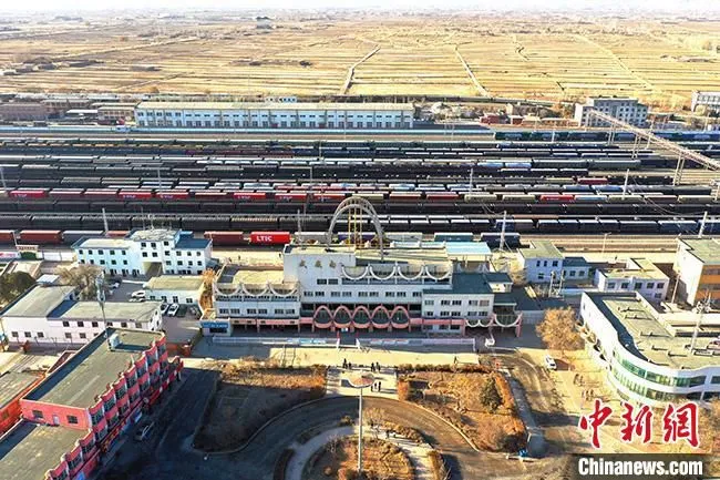 图为航拍镜头下的武威南车站。　王喜栋 摄