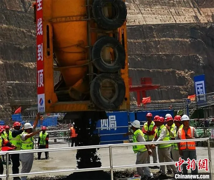 白鹤滩水电站大坝全线浇筑到顶现场。中国三峡集团 供图