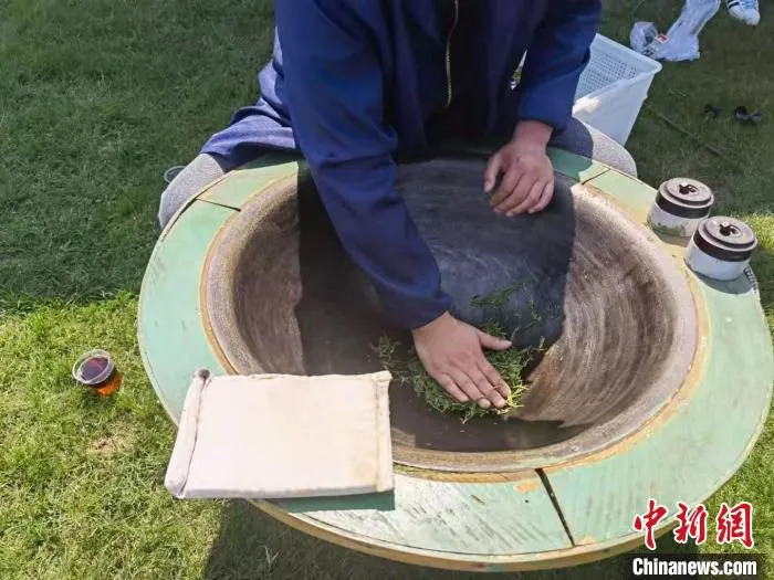 炒茶师傅正在制茶。　胡丁于 摄