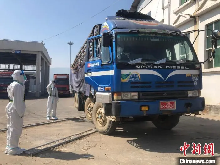 图为民警对车辆进行查验。　瑞丽边检站供图