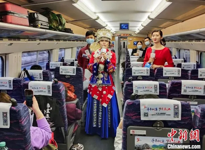 图为专业艺术团队在列车上为旅客表演少数民族歌舞。　黄艳梅 摄