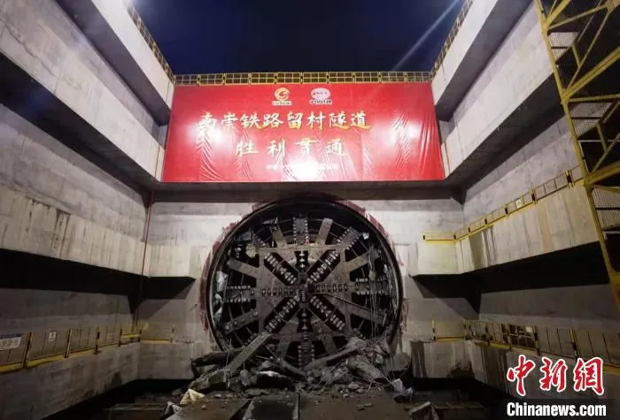 图为大型盾构机掘通留村隧道的画面。　赵耀荣 摄