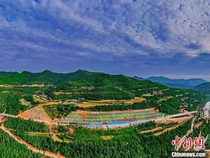 高速公路建设过程中对途经路段采取了保护措施。　中铁二十三局供图