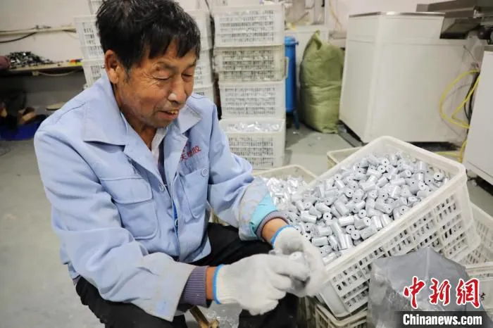 河北省平乡县顺兴电容器厂，一名工人在生产加工空调电容器。　姚友谅 摄