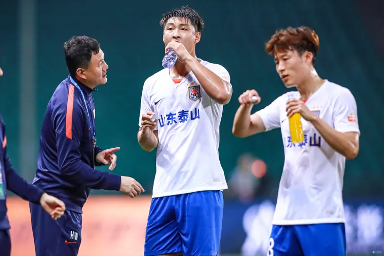 媒体人：孙准浩事件被官方回应，是足坛和体育界历史性的出圈事件