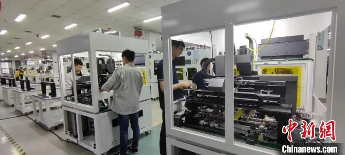 在常州武进机器人产业聚集地，这里聚集了机器人研发生产及配套集成企业60余家。　唐娟 摄