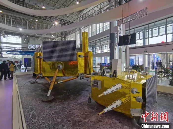 中国航天科普模型展出。　张俊 摄