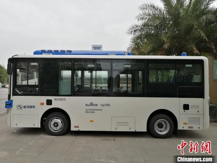 获成都第一批道路测试车辆行驶号牌的无人驾驶公交车。　成都高新区 供图