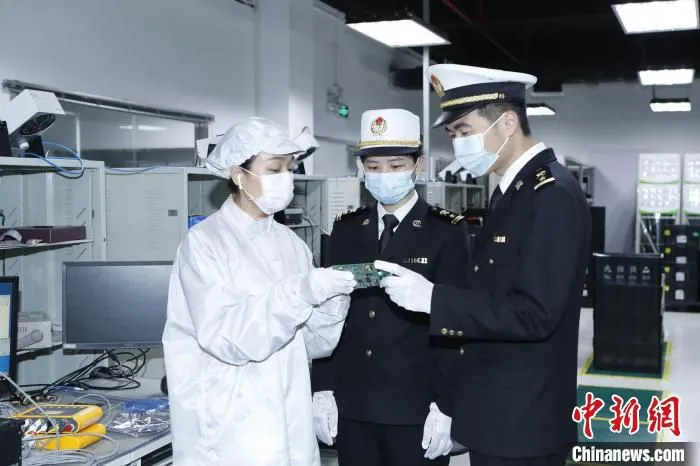 深圳海关为辖区企业提供政策帮扶 李砚伟 摄