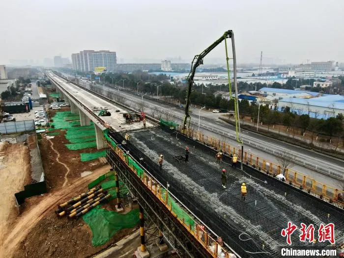 航拍滁宁城际铁路二期工程丰乐大道特大桥施工现场。　许无疾 摄