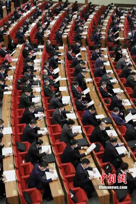 黑龙江省人大代表认真聆听《政府工作报告》。 邵国良 摄
