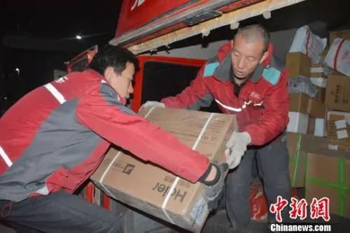 资料图：快递员正在配送货物。　郭红 摄