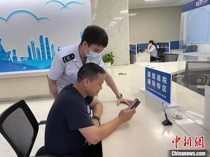 广州市白云区税务局设立增值税留抵退税专区，辅导纳税人享受政策。　岳瑞轩 摄