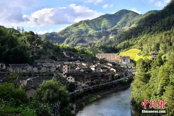 7月6日晚，中国共产党与世界政党领导人峰会举行。作为峰会的五个分会场之一，地处福建东北部的宁德市，再次吸引众人关注。图为7月6日，宁德市寿宁县下党乡风景如画。 中新社记者 王东明 摄
