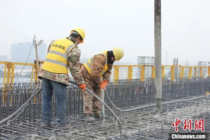 施工人员正在进行混凝土捣固。　许无疾 摄