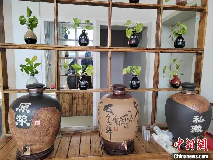 在“高记酒坊”的展柜里，摆放着高志成这些年创新酿造的各种米酒产品。　杨润德 摄