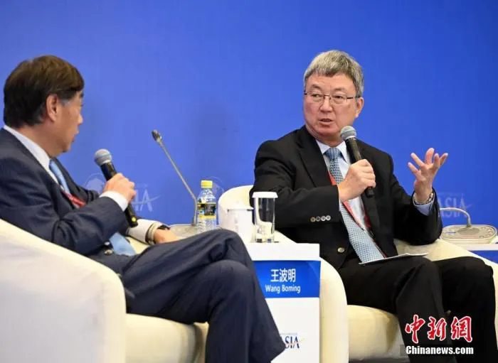 4月19日，博鳌亚洲论坛2021年年会“2021全球经济展望”分论坛在海南省博鳌举行，清华大学国家金融研究院院长朱民(右)出席并参与讨论。 中新社记者 侯宇 摄