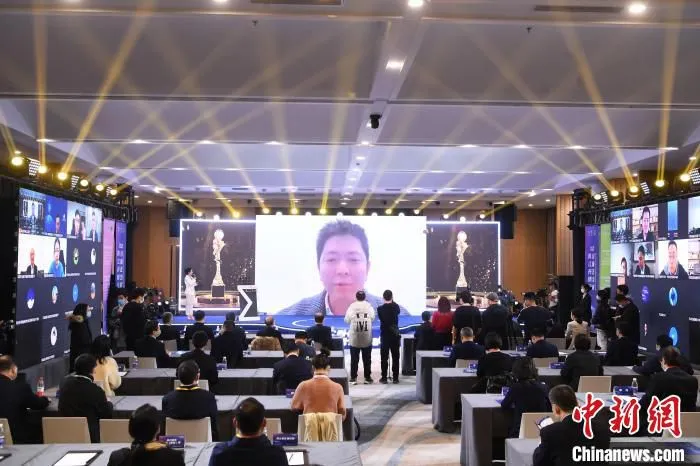 图为特等奖获奖项目代表发表感言。　陈超 摄