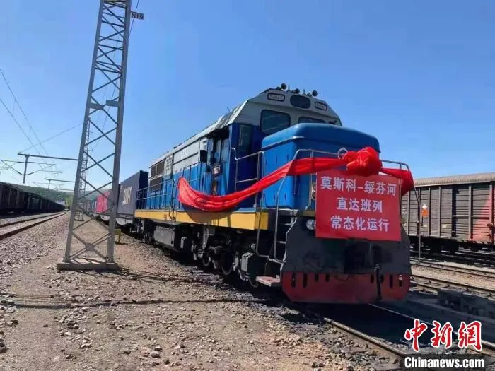 入境的国3801次货物列车。　王宝亮 摄