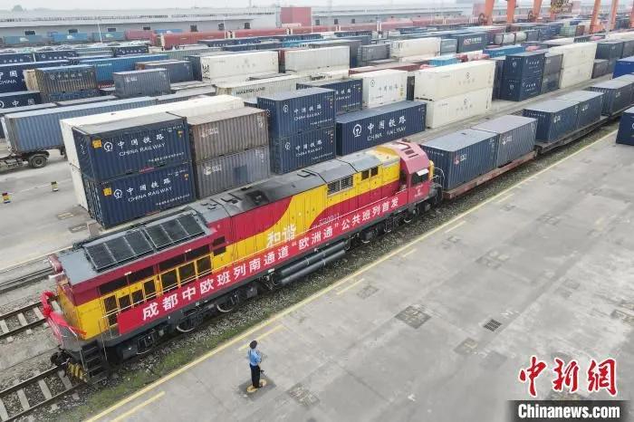 成都中欧班列南通道“欧洲通”公共班列从成都国际铁路港缓缓驶出。　张浪 摄