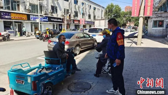 图为市民咨询上牌事宜。　张林虎 摄