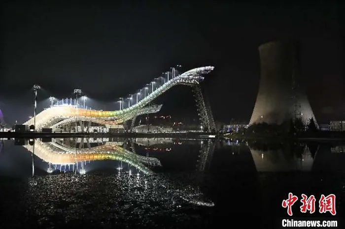 资料图：灯光照亮的首钢滑雪大跳台。　中新社记者 富田 摄