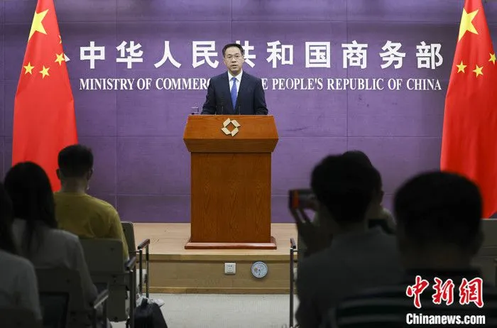 7月8日，中国商务部在北京举行例行新闻发布会。商务部新闻发言人高峰称，中欧双方正在开展投资协定的法律审核、翻译等技术准备工作。 中新社记者 赵隽 摄