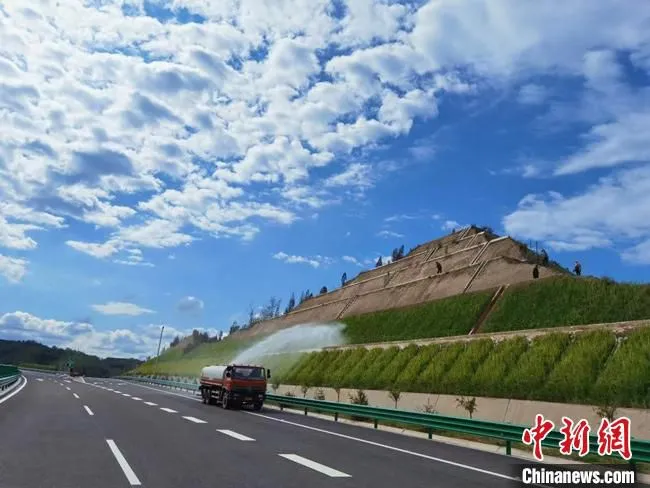 图为甘肃境内的高速公路。(资料图) 甘肃省交通运输厅供图