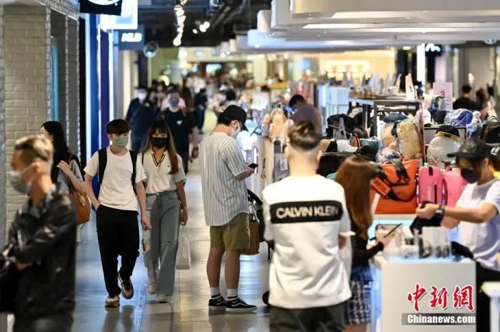 图为市民到商场消费。 中新社记者 李志华 摄