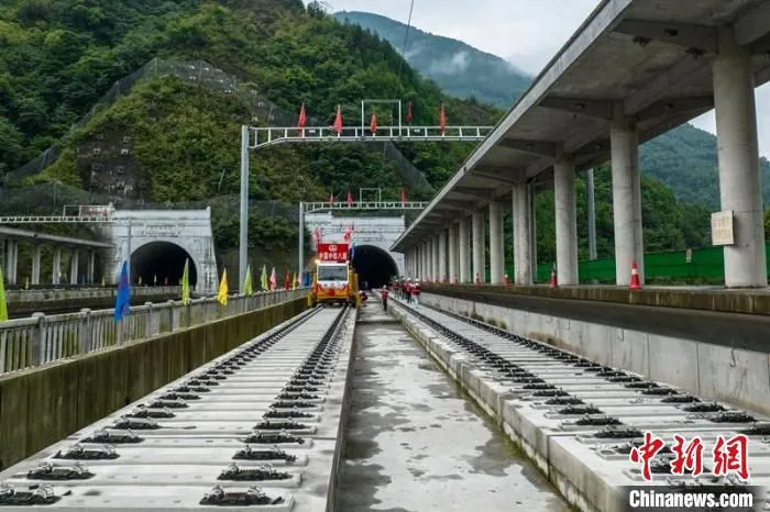 轨道牵引车抵达成兰铁路高川站。　刘忠俊 摄
