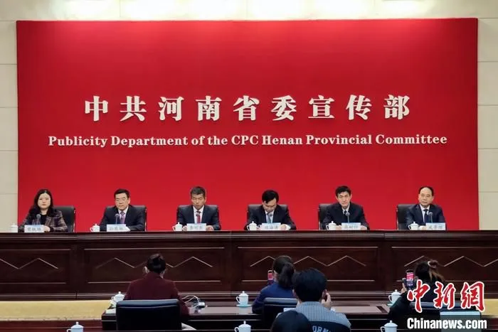 12月22日，河南郑州，河南省“实施优势再造战略”新闻发布会举行。河南省交通运输厅二级巡视员武景顺在发布会上介绍，据初步规划，内陆省份河南将构建“一纵三横五干六支”航道网，推动水运通江达海。 中新社记者 阚力 摄