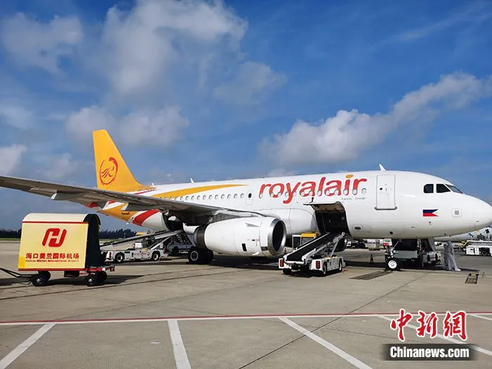 图为执飞该航线的空客A319飞机在美兰机场等待装载货物。 中新社发 海口美兰国际机场 供图