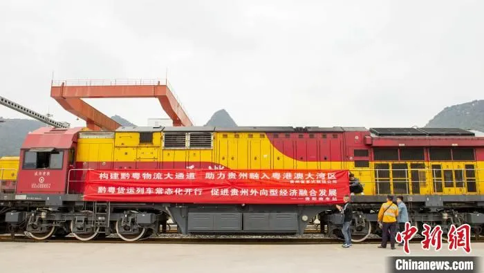 图为货运列车在贵阳改貌车站整装待发。　李伟红 摄