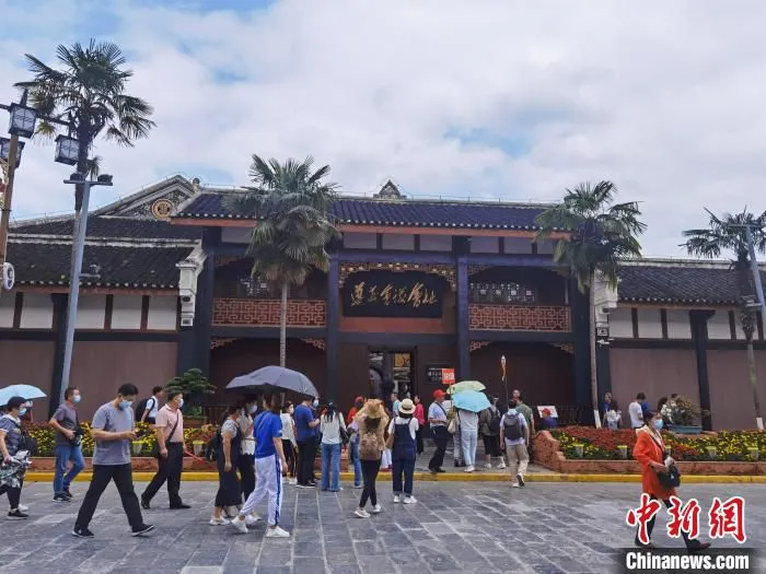 资料图：游客参观遵义会议会址。　周燕玲 摄