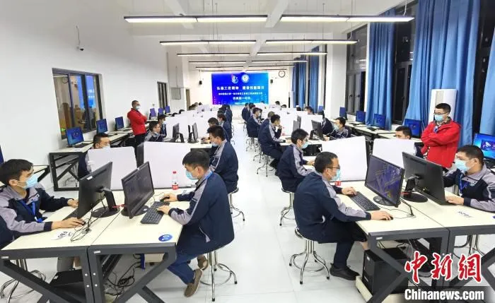 四川省化工总控工职业技能大赛化工生产仿真操作现场。　鲍安华 摄
