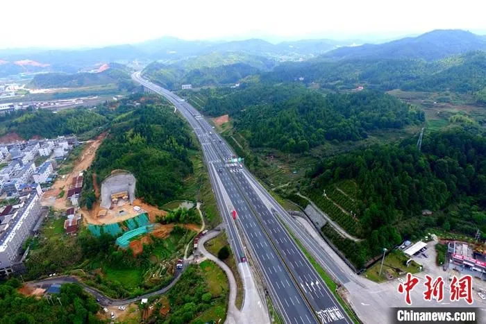 资料图为航拍福建境内穿山越岭的高速公路。中新社记者 王东明 摄