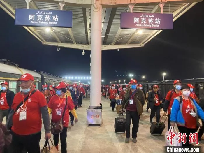 浙江游客正在有序出站。　胡潇潇 摄
