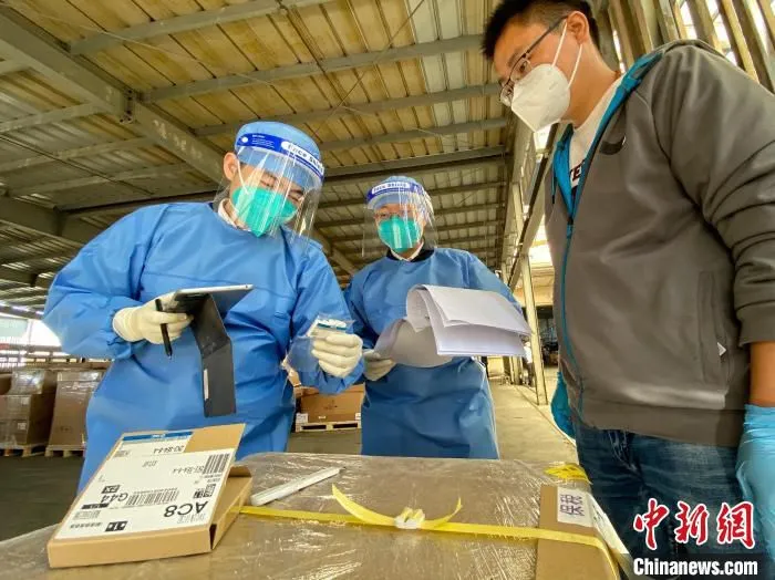图为北京海关所属首都机场海关关员正在对进口消音块进行查验。　北京海关供图 王晓龙 摄