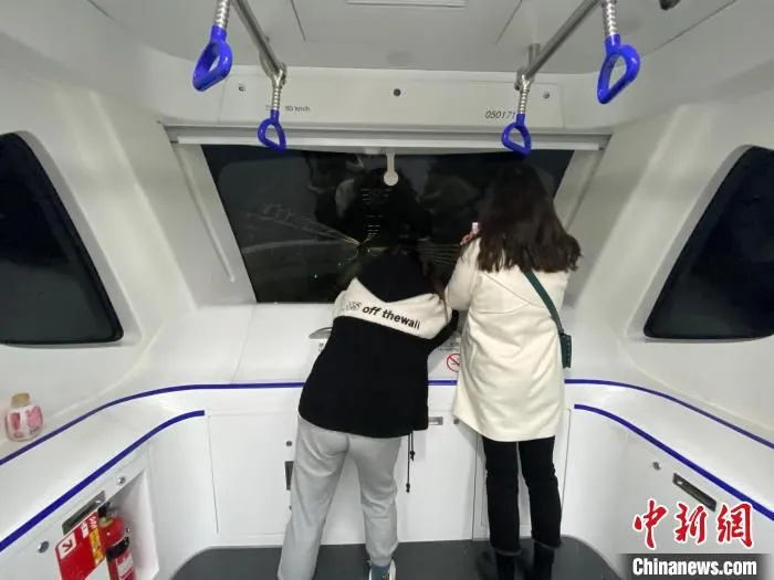 市民体验全自动运行列车。　林波 摄
