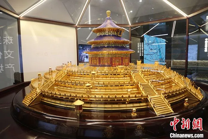 11月18日，沙湾珠宝产业园内瑰宝特色小镇展厅珍品——珠宝祈年殿。在广州番禺，被誉为“中国珠宝玉石首饰特色产业基地”的沙湾珠宝产业园，吸引了100家企业进驻，外资企业过半，从业者上万人。近年来，随着中国消费不断升级，该园区不少企业开始加强设计研发，打开内销市场。 中新社记者 孙秋霞 摄