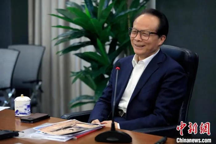 耿福能接受记者采访。　王磊 摄