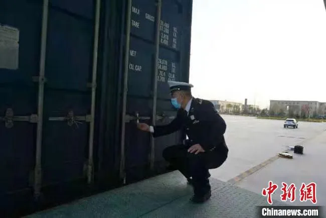 图为兰州海关工作人员对该批进口汽车进行监管。　兰州海关供图 摄