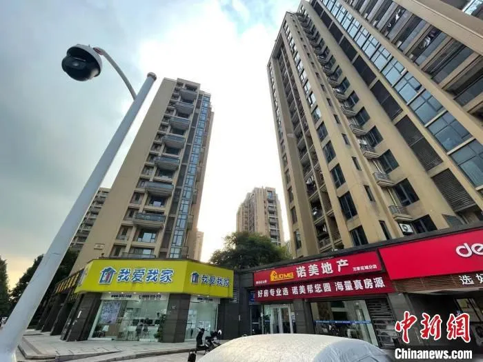 资料图：某小区楼下多家房地产中介。 苏婷 摄