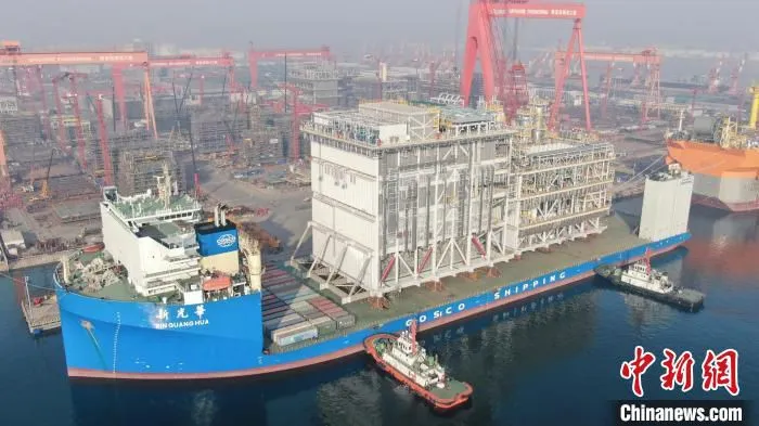 15日，在天津临港海关的监管下，北极2液化天然气项目发电机组模块顺利离津出境。　天津海关供图