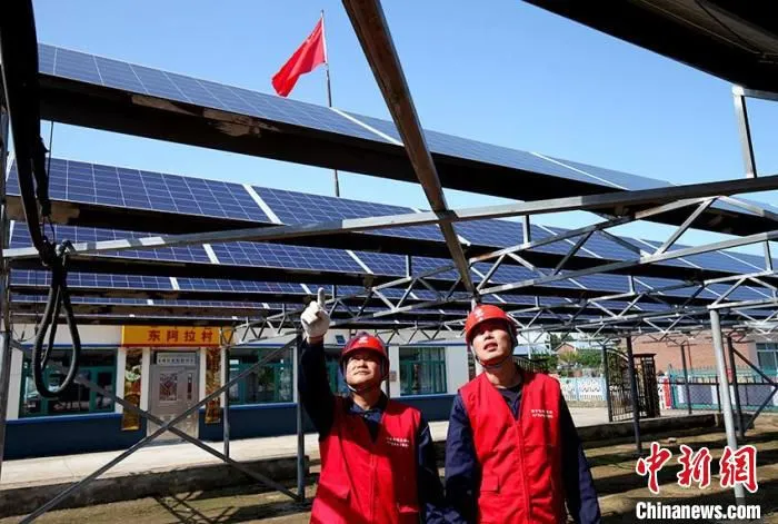 国网珲春市供电公司到村庄检修光伏发电设备。(资料图) 孔德政 摄