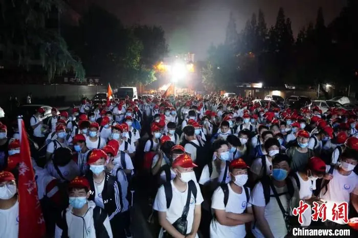 图为学生们排队出发。　徐凌龙 摄