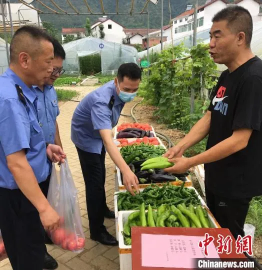图为汉中车务段的党员干部开展消费帮扶活动。　王军红 摄
