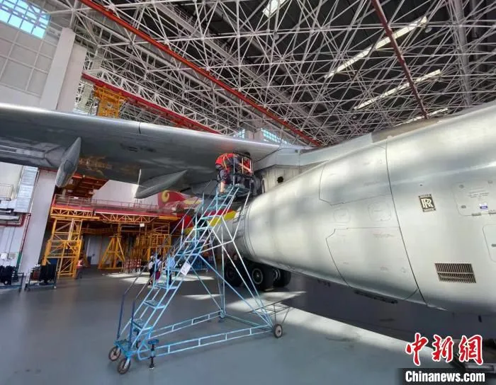 海航航空技术有限公司2号机库中，工作人员在维修飞机。　王子谦 摄